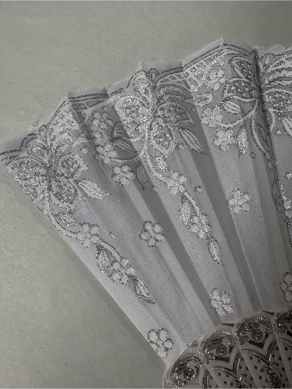 White Lace Folding Hand Fan Floral Pattern Silver Glitter Wedding - Picture 9 of 10